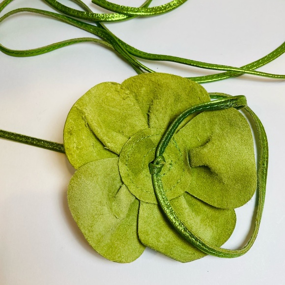 Vintage Metallic Green Leather Flower Blossom Belt - Picture 6 of 6